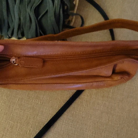 Kenneth Cole brown / Cognac Leather purse - Picture 3 of 5